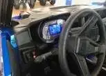 Wnętrze quada Polaris - niebieski wyświetlacz na desce rozdzielczej w General 1000 EPS 