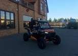 używany Polaris RZR XP Turbo EPS - Limited Edition na tle budynku salonu