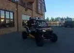 używany Polaris RZR XP Turbo EPS - Limited Edition na tle budynku salonu