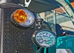 Ciągnik rolniczy marki AUPAX model 5130 ADVANCED Stage V widok na oświetlenie