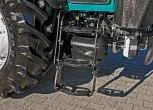 Ciągnik rolniczy marki AUPAX model 5130 ADVANCED Stage V widok na drabinę