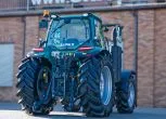 Ciągnik rolniczy marki AUPAX model 5130 ADVANCED Stage V widok na prawą stronę z tyłu