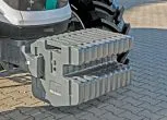 Ciągnik rolniczy marki AUPAX model 4110 Stage V widok na przedni obciążnik
