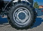 Ciągnik rolniczy marki AUPAX model 4110 Stage V widok na koło
