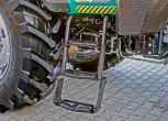 Ciągnik rolniczy marki AUPAX model 4110 Stage V widok na drabinę