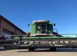 Kombajn zbożowy FENDT 8370 P z hederem na utwardzonym placu zdjęcie z przodu