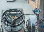 Kierownica , deska rozdzielcza i joystick wewnatrz kabiny ciagnika Fendt 936 z 2013 roku
