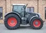 Uzywany Fendt 936 Vario na tle sklepu częsci Korbanek widok z prawej strony czarny kolor