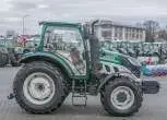 Bok ciągnika arbos 5115 advanced w tle biurowiec korbanek.pl