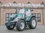 Arbos 5100 Advanced widok na przedni bok ciągnik na tle sklepu korbanek