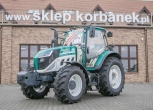 Ciągnik arbos 5115 advanced a w tle jest sklep korbanek