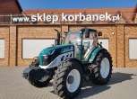 Ciagnik Arbos 5130 wersja 136 konna na tle magazynu czesci firmy korbanek