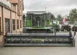 Heder do zbioru zbóż FT 700 FF zamontowany w kombajnie Fendt 6335 