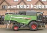 Stojący przed sklepem cześci spółki Korbanek kombajn zbożowy Fendt 6275 C