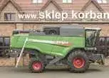 Stojący przed sklepem cześci spółki Korbanek kombajn zbożowy Fendt 6275 C