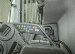 Panel sterujący kombajnem we wnętrzu komfortowej kabiny kombajnu Fendt 6275 C