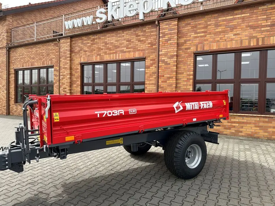 Przyczepa wywrotka jednoosiowa T703A/1 o ładowności 3,8 tony firmy Metal-Fach dla firm komunalnych
