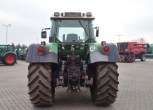Ciągnik Fendt 818 Vario TMS na tle placu maszyn firmy  Korbanek widok z tyłu