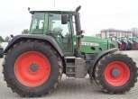 Traktor Fendt 818 na tle placu maszyn 