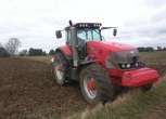 Używany ciągnik McCormick ZTX260 podczas ciężkiej pracy przy orce 