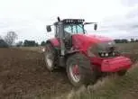 Używany ciągnik McCormick ZTX260 podczas ciężkiej pracy przy orce 