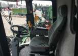 Klimatyzowana kabina kombajnu Fendt 8370 zdjęcie wnętrza z lewej strony w tle plac maszyn korbanek.pl