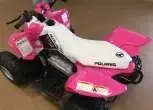 Białe siedzisko różowego quada Outlaw 110 z www.korbanek.pl