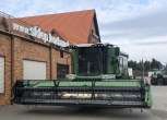 Używany kombajn 6 klawiszowy do zbioru zbóż Fendt 6335 C przed sklepem części zamiennych firmy Korbanek 