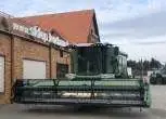 Używany kombajn 6 klawiszowy do zbioru zbóż Fendt 6335 C przed sklepem części zamiennych firmy Korbanek 