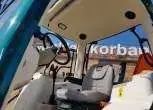 ujecie srodka maszyny rolniczej jasne przestronne wnetrze w tle napis korbanek