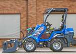 Multione seria 5 Kubota Korbanek z boku widok ramię kabinę łyżka z dociskiem