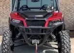 Ciągnik rolniczy quad Polaris GENERAL XP 1000 DELUXE Limited EPS ABS widok na przód czerwonego atv
