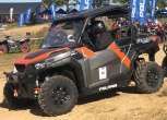 Pomarańczowo - czarny Quad Polaris GENERAL 1000 EPS DELUXE z oferty spółki Korbanek  widok na przód pojazdu 