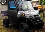 Dwuosobowy atv Polaris RANGER Mid Size EV quad w kolorze grafitowym Korbanek widok na bok pojazdu 