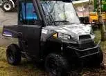 Dwuosobowy atv Polaris RANGER Mid Size EV quad w kolorze grafitowym Korbanek widok na bok pojazdu 