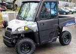 Grafitowy ciągnik rolniczy quad Polaris RANGER Mid Size EV atv widok na przód pojazdu z oferty www.korbanek.pl