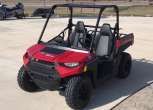 Quad Polaris Ranger 150 atv światła ledowe z przodu kolor czerwony klatka bezpieczeństwa pasy paka załadunkowa felgi stalowe czarne fotele wersja dla dwóch osób Korbanek.pl
