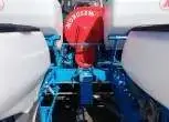 Widok na wprost turbina i przekładnia dystansowa siewnika MONOSEM NG PLUS 4