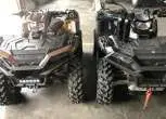 Atv Polaris używany Sportsman XP 1000 quad widok miedzianego i czarnego obok siebie