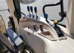 widok na prawy panel sterowania traktor maszyny rolnicze arbos 5115 wom podlokietnik wyjscia hydrauliczne