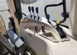 widok na prawy panel sterowania traktor maszyny rolnicze arbos 5115 wom podlokietnik wyjscia hydrauliczne