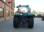 Ciagnik Arbos 5130 pokazany od tylu z zaczepem