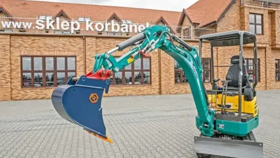 Minikoparka Lovol od firmy Korbanek z osprzętem.