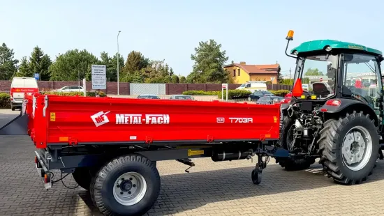 Ciągnik Arbos / Aupax z przyczepą MetalFach