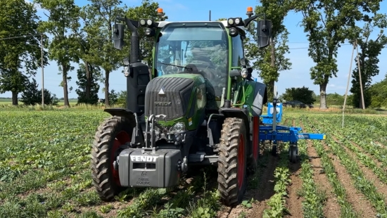Ciągnik Fendt z pielnikiem Carre
