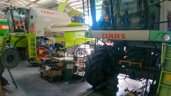 Dwa kombajny Tucano sprzedane przez Dom Handlowy Henryki i Pawła Korbanek