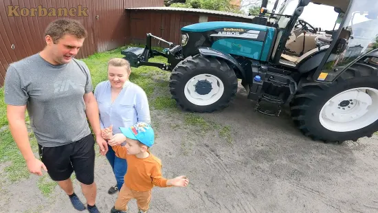 Pan Dawid wraz z żoną zakupił na swoje gospodarstwo ciągnik Arbos 4090 od Korbanek