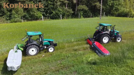 Dwa ciągniki Arbos z kosiarkami SIP i Talex podczas sianokosów