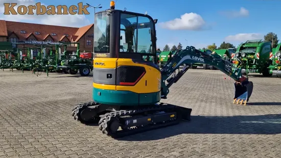 Koparka Lovol FR 26 stojąca na placu firmy Korbanek