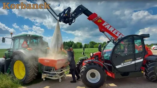 Rozsiewacz Maschio podpięty do ciągnika John Deere na testach u klienta firmy Korbanek